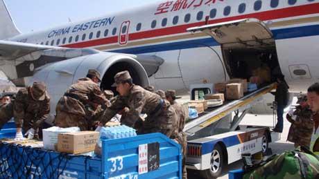 Relief&nbsp;supplies&nbsp;and&nbsp;donations&nbsp;from&nbsp;all&nbsp;parts&nbsp;of&nbsp;China&nbsp;are&nbsp;flooding&nbsp;into&nbsp;the&nbsp;quake&nbsp;zone&nbsp;four&nbsp;days&nbsp;after&nbsp;the&nbsp;Yushu&nbsp;earthquake.
