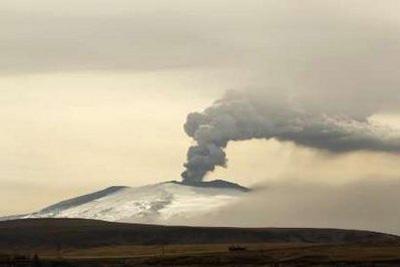 Ash&nbsp;and&nbsp;steam&nbsp;rise&nbsp;from&nbsp;an&nbsp;erupting&nbsp;volcano&nbsp;near&nbsp;Eyjafjallajokull,&nbsp;Iceland&nbsp;April&nbsp;20,&nbsp;2010.&nbsp;REUTERS/Lucas&nbsp;Jackson