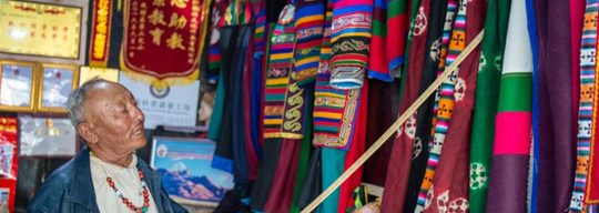 西藏非遗传承人：让“五彩彩虹服”更加鲜艳