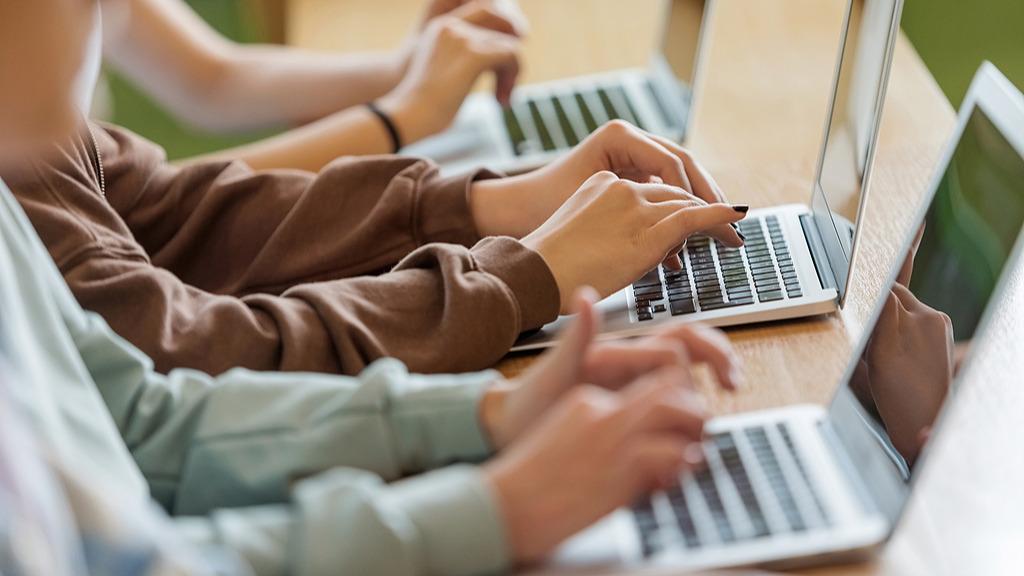 专家：要培养青少年辨别“虚假需求”的能力