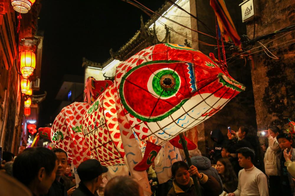 安徽黄山千年古村嬉鱼灯闹新春