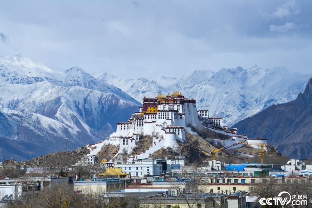 拉萨雪后布达拉宫风景如画