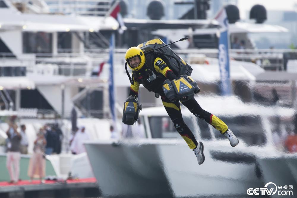 首届喷气式飞行服大赛在阿联酋迪拜举行