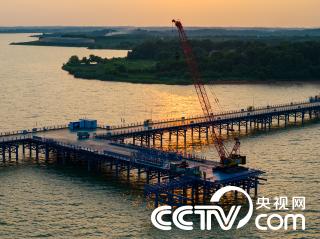 武汉:天子山大桥迎晚霞建设如火如荼