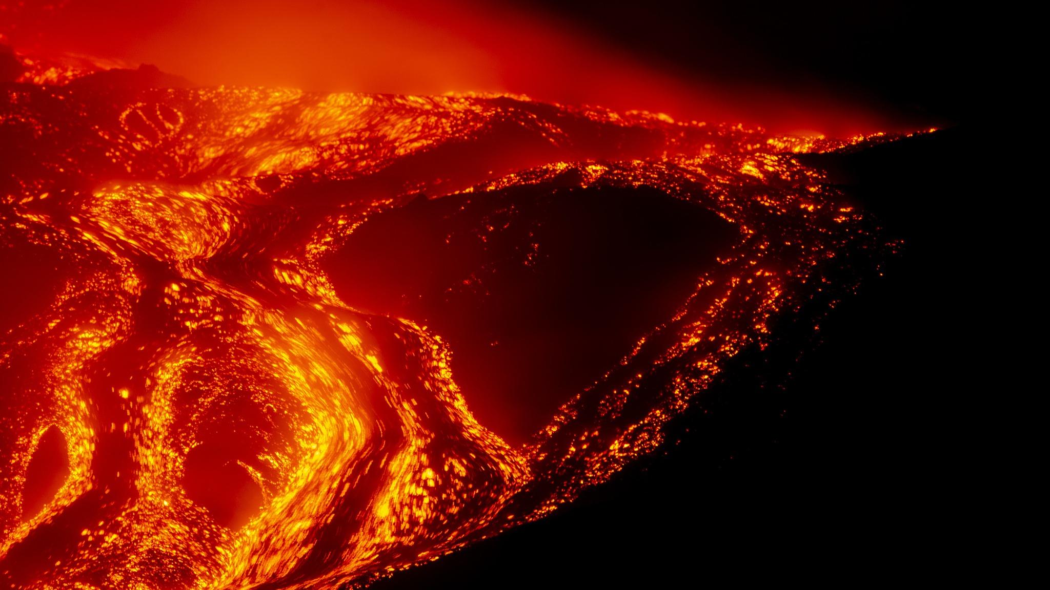 Etna eruption draws tourists, disrupts flights in Sicily