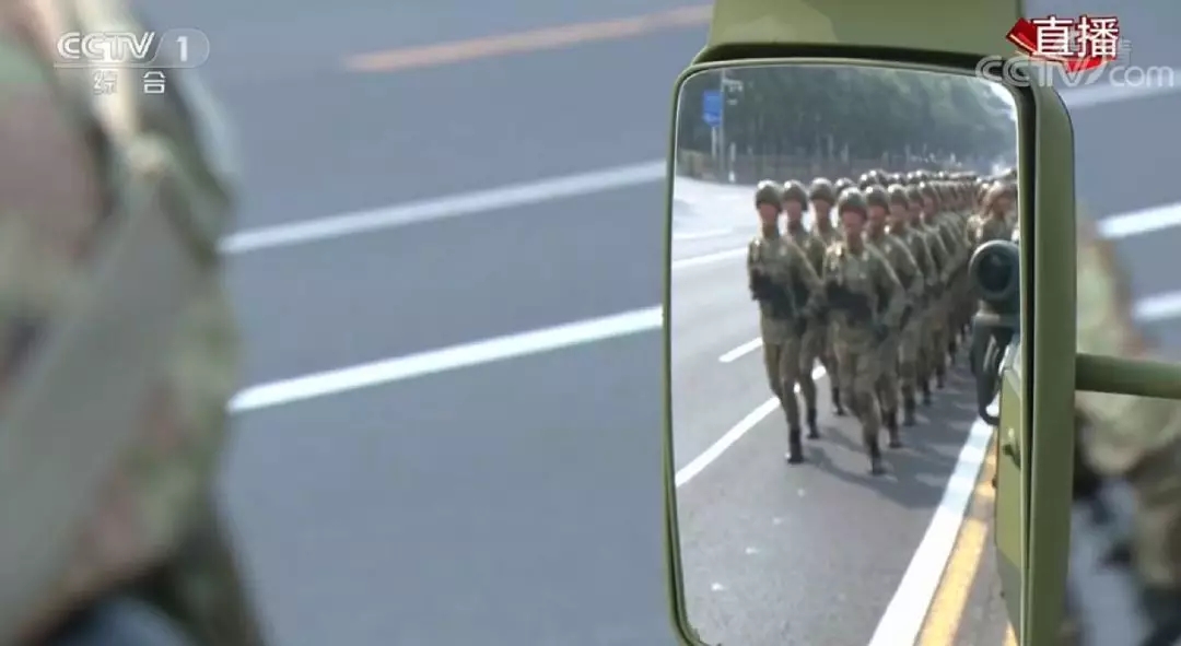 后视镜里的兵哥哥。