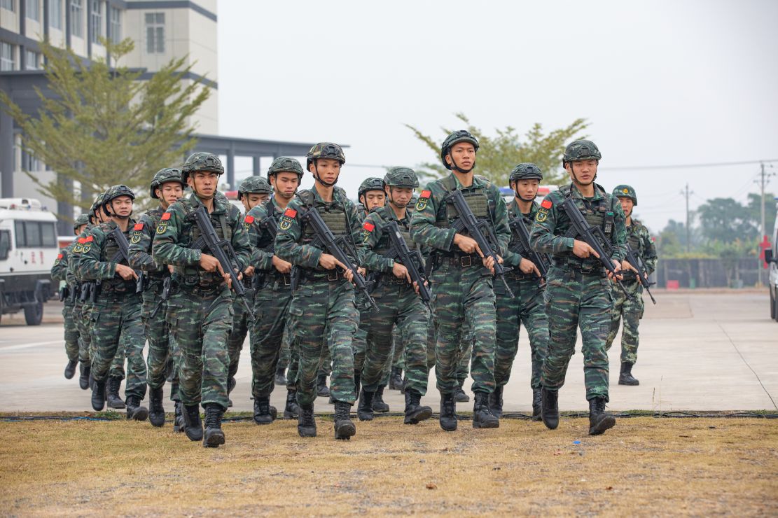 武警防城港支队全副武装聆听训令掀起练兵热潮