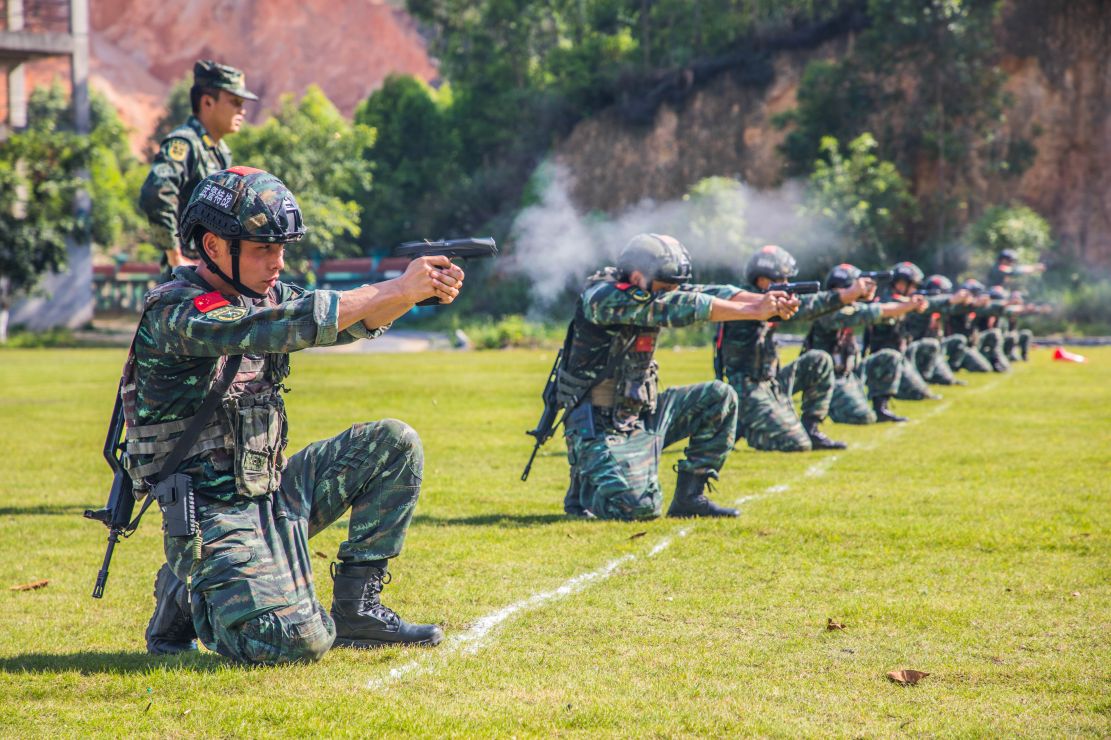 武警特战队员进行手枪跪姿快速射击训练