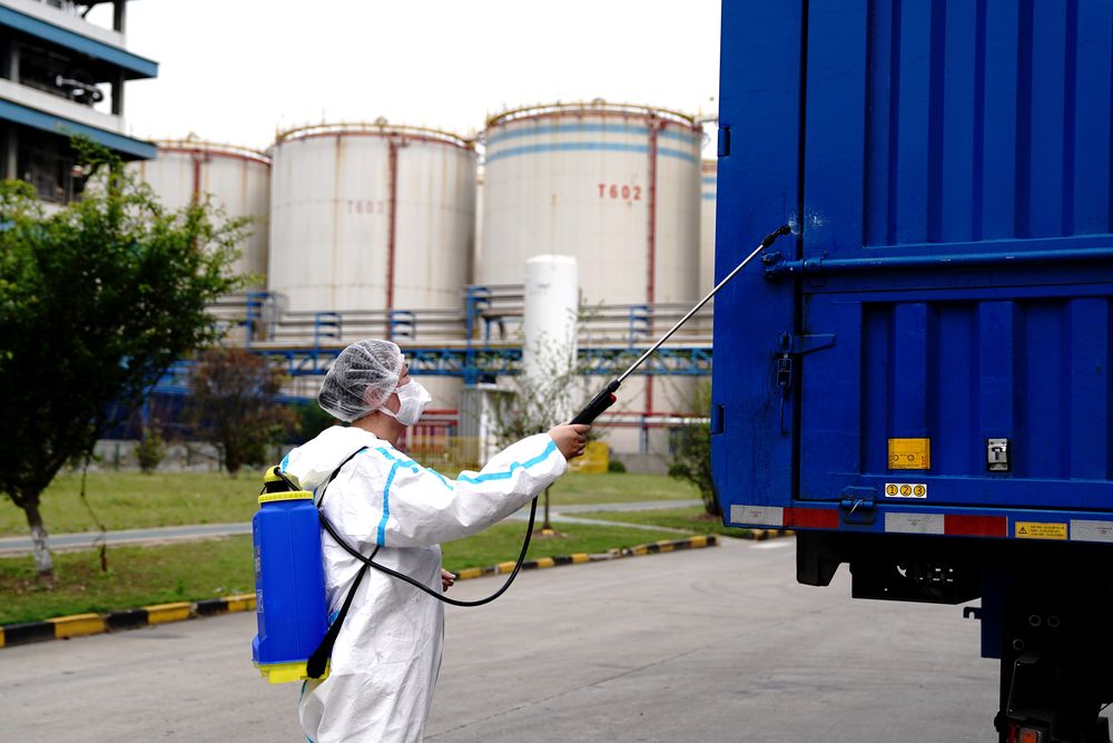 工作人员对食用油产品运输车辆进行消毒