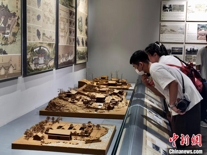 游客参观避暑山庄古建筑数字化复原艺术展 张桂芹 摄