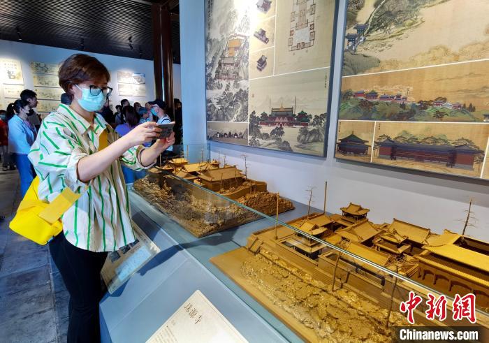 游客参观避暑山庄古建筑数字化复原艺术展　张桂芹　摄