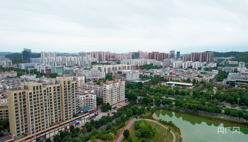 崇左市区绿树环绕,碧水润城(央广网发 梁章晖 摄)