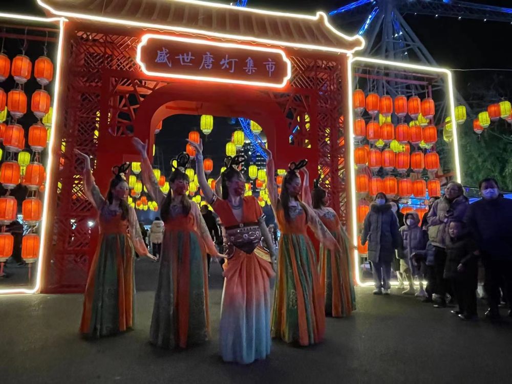 锦江乐园打造的“盛世唐灯集市”。（受访者供图）