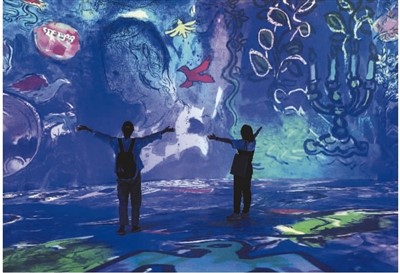 观众在安徽省美术馆“马克·夏加尔：物色之梦数字艺术展”参观。李鹏飞摄（人民图片）