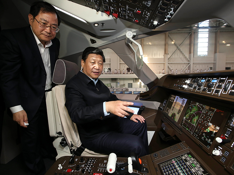 2014年5月23日，习近平总书记在中国商飞设计研发中心C919大型客机展示样机驾驶室察看。