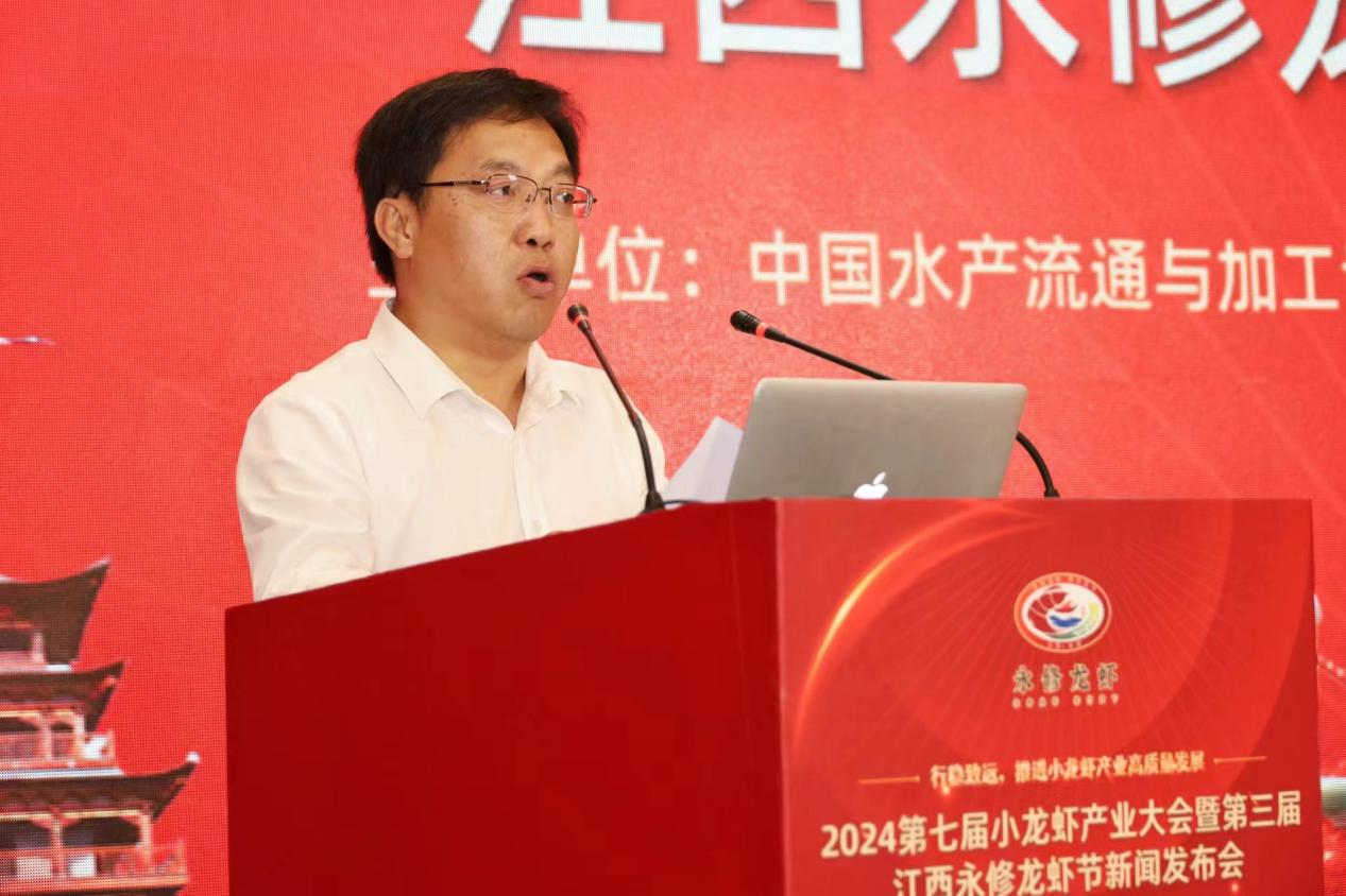永修县政府副县长袁扬勇介绍永修县稻虾产业发展情况（摄影：单袁）