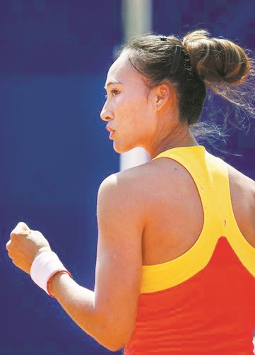 郑钦文的挑染发色和耳钉在比赛中秀出动态美  新华社图