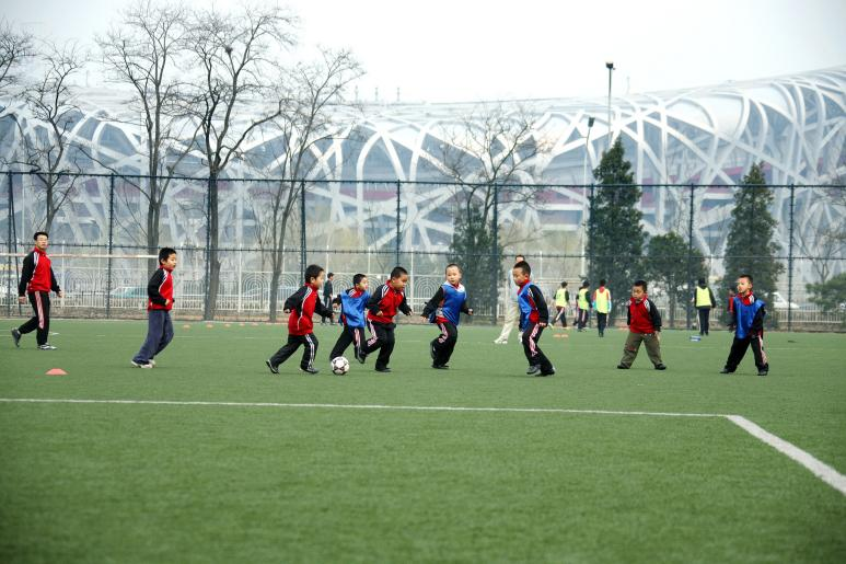 训练中的足球少年