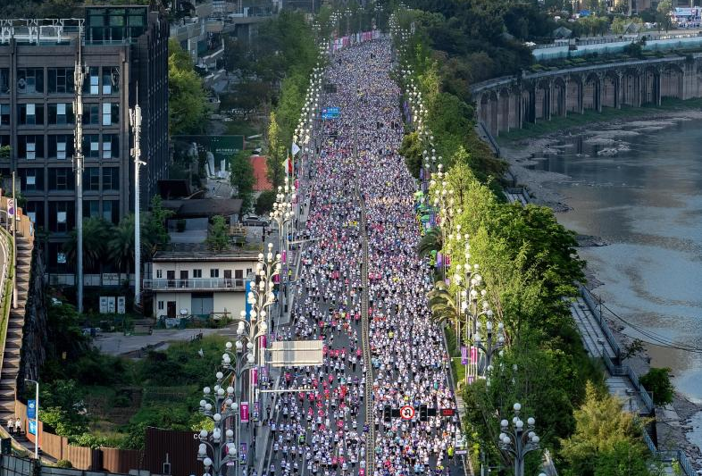 图3沿江而过的重庆马拉松