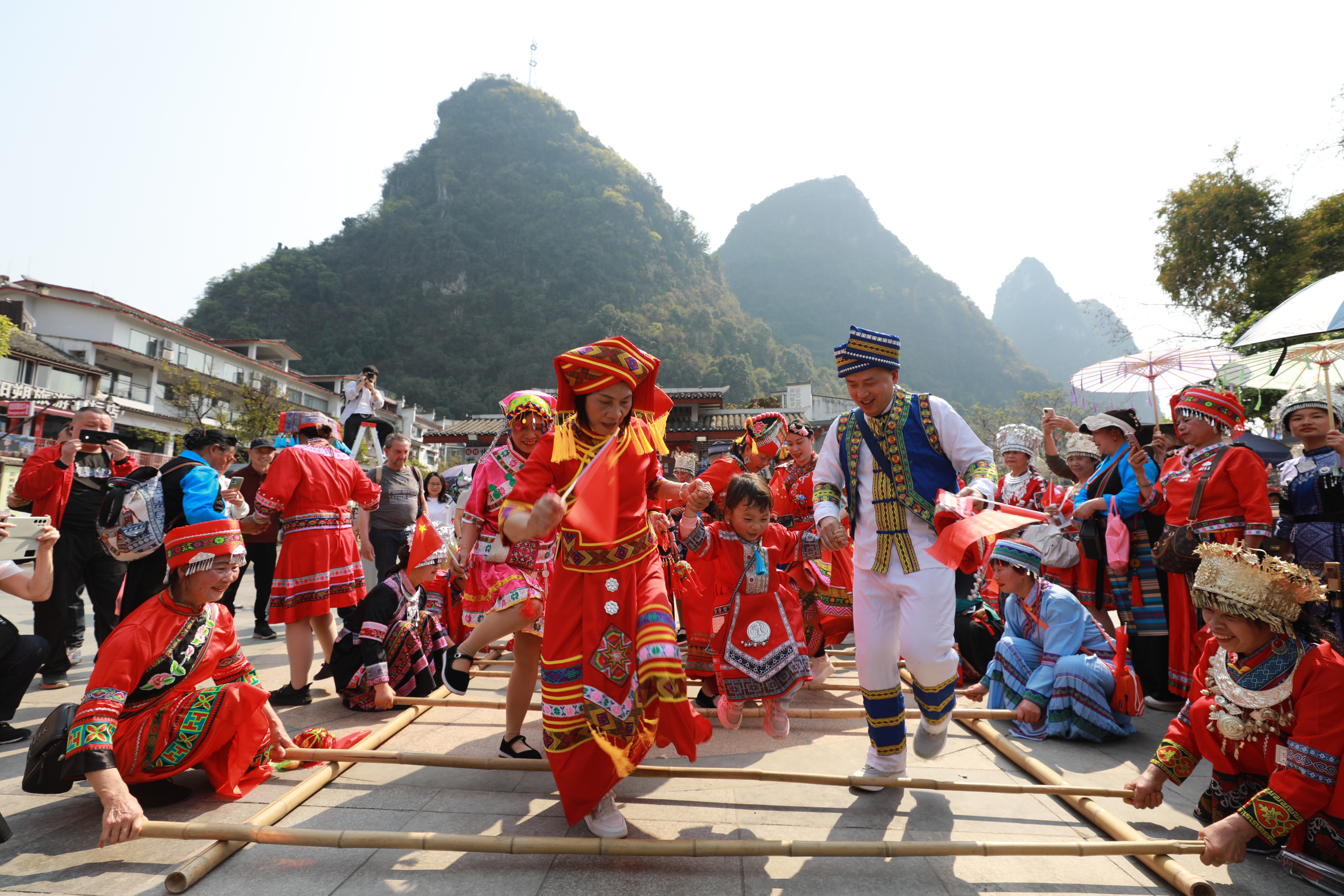 广西阳朔"三月三":百人唱响山歌 共享民族节庆