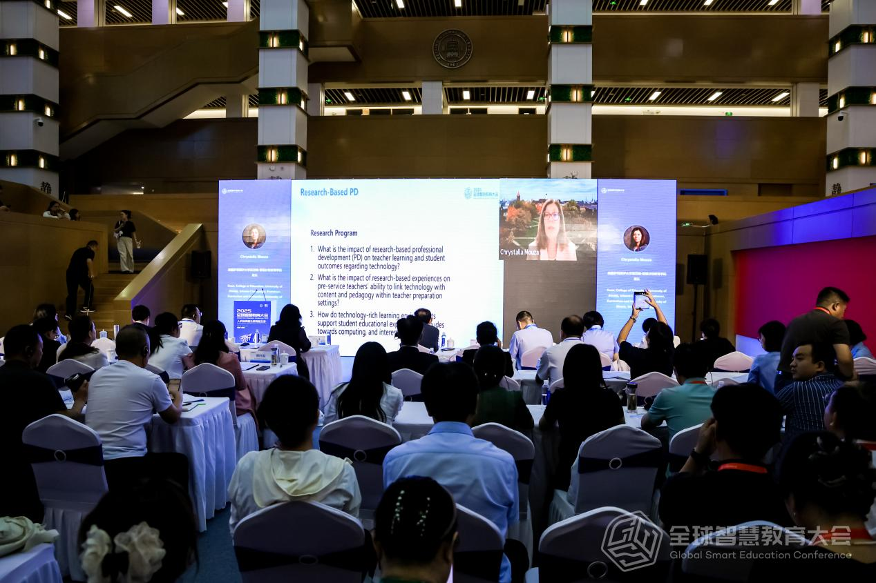 美国伊利诺伊大学厄巴纳-香槟分校教育学院院长克丽丝塔拉·穆扎（Chrystalla Mouza）