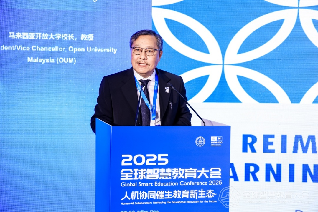 马来西亚开放大学校长艾哈迈德·兹尼·阿旺Ahmad Lzanee Awang