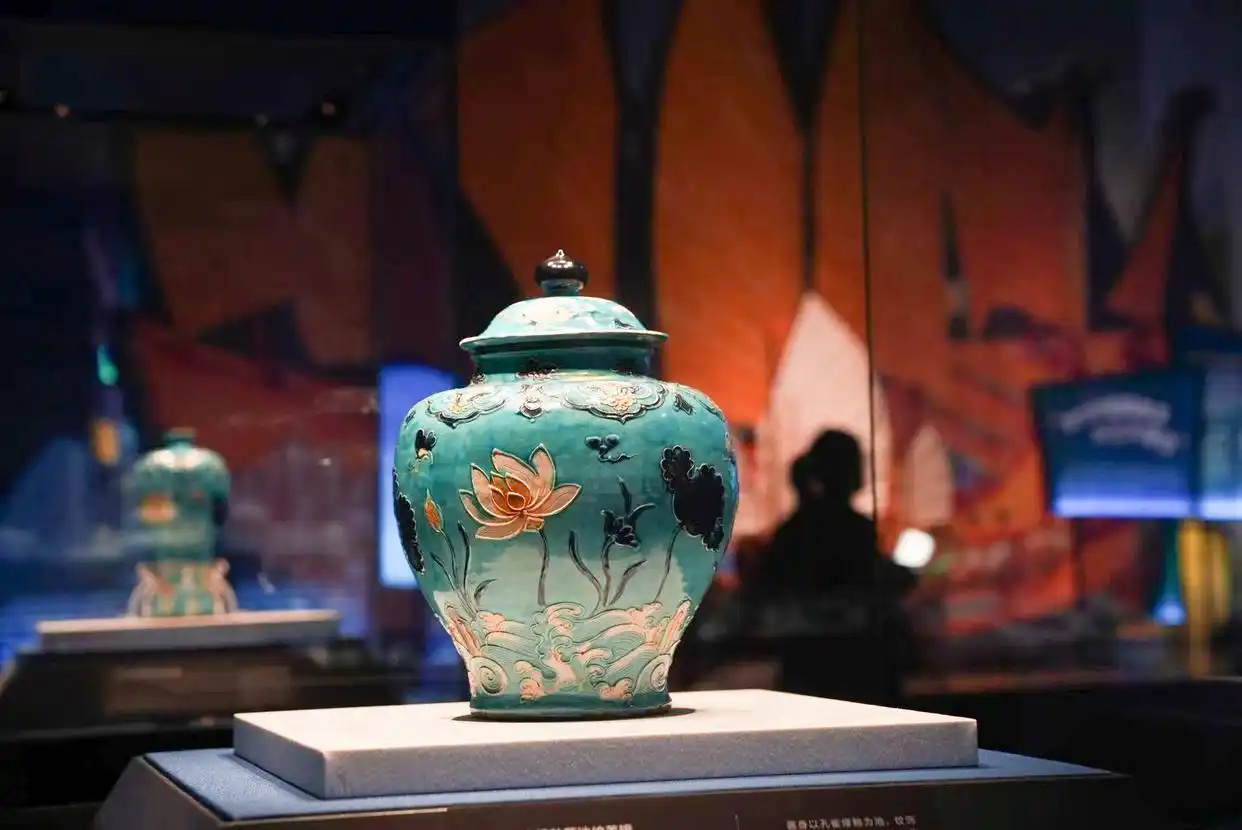 图为珐华孔雀绿釉莲池纹盖罐。