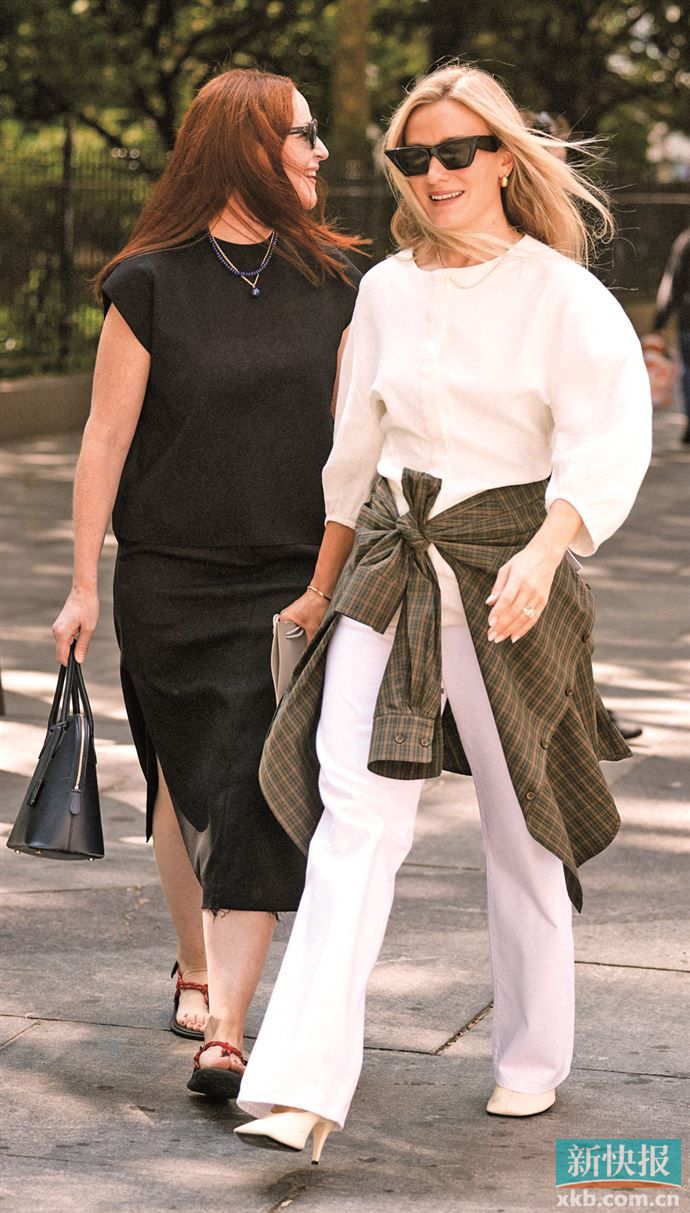 无论系在高腰线还是低腰线，都要注意露出部分内搭或下装边缘层次感会更明显。