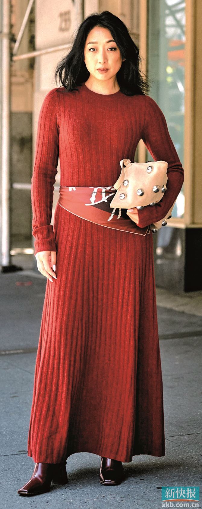 小尺寸丝巾能打破长款连衣裙装的沉闷，还能突出腰线。