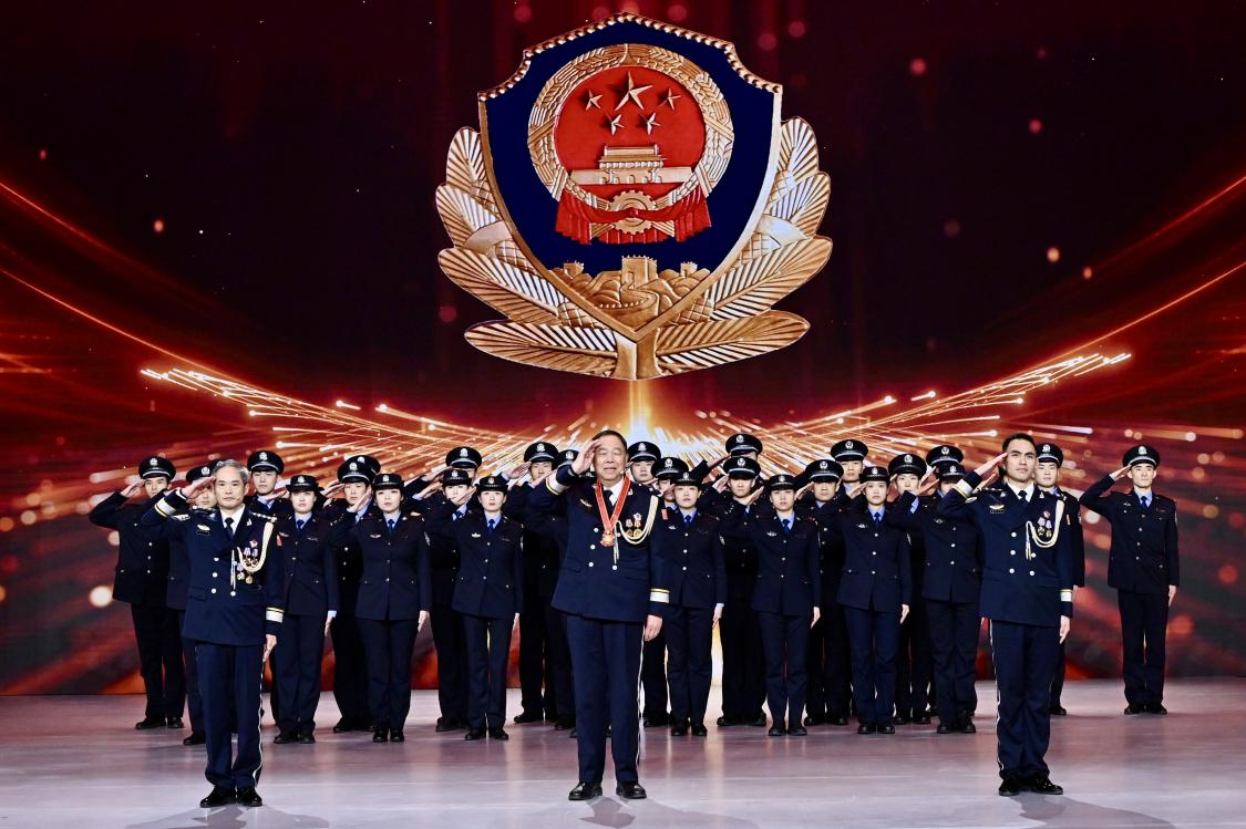 特别嘉宾：邱娥国（江西省南昌市公安局西湖分局原副政委兼筷子巷派出所教导员、南昌市公安局特警支队原调研员）与2025&ldquo;最美基层民警&rdquo;翁红华、旦知刀杰及青年民警敬礼