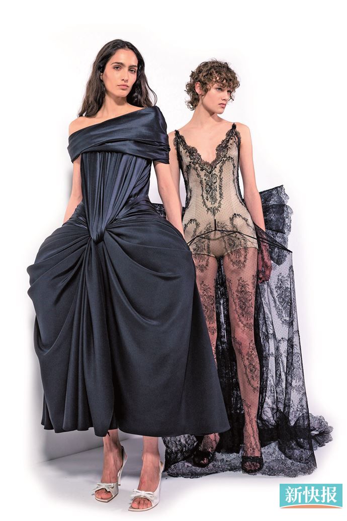 维多利亚风大量运用的蕾丝、细纱、荷叶边、缎带、蝴蝶结等被放大，令造型饱满又不失轻盈。