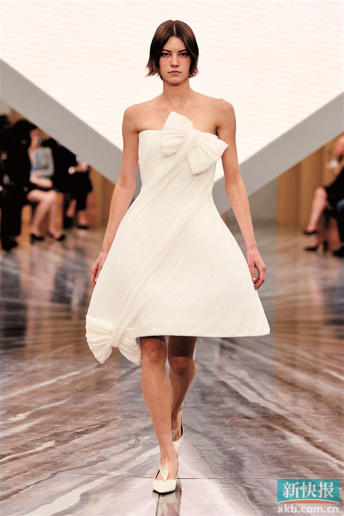 本季的裙撑在体量扩张同时以轻量化结构打造蓬松轮廓，搭雪纺、薄纱等透气面料营造轻盈质感。