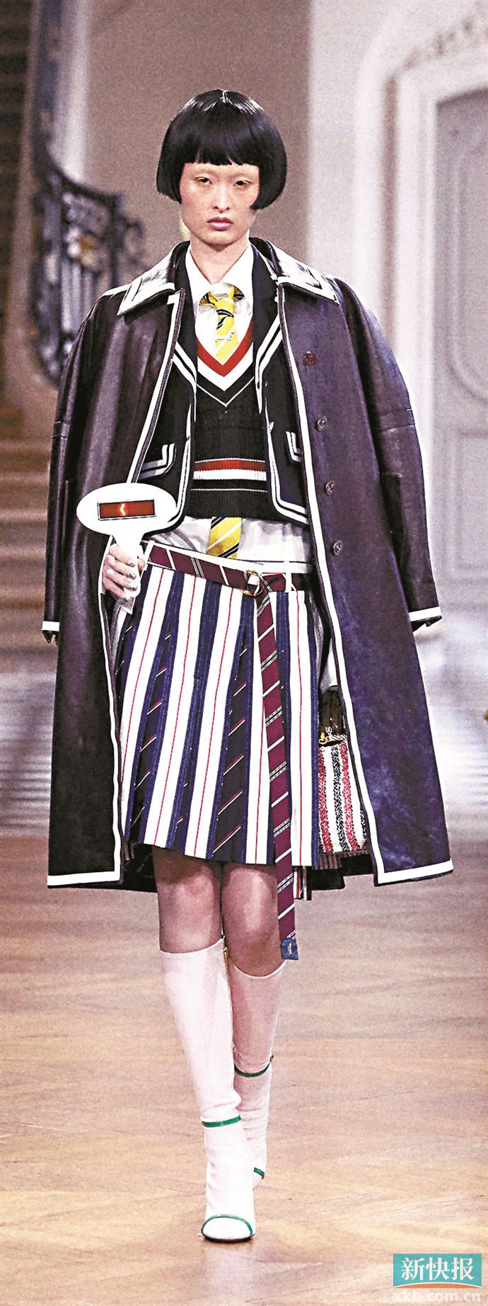 Thom Browne 2026春夏 将低腰剪裁的热辣、解构设计的不羁、亚文化的野趣注入经典学院框架，构建&ldquo;乖与野&rdquo;的二元平衡。