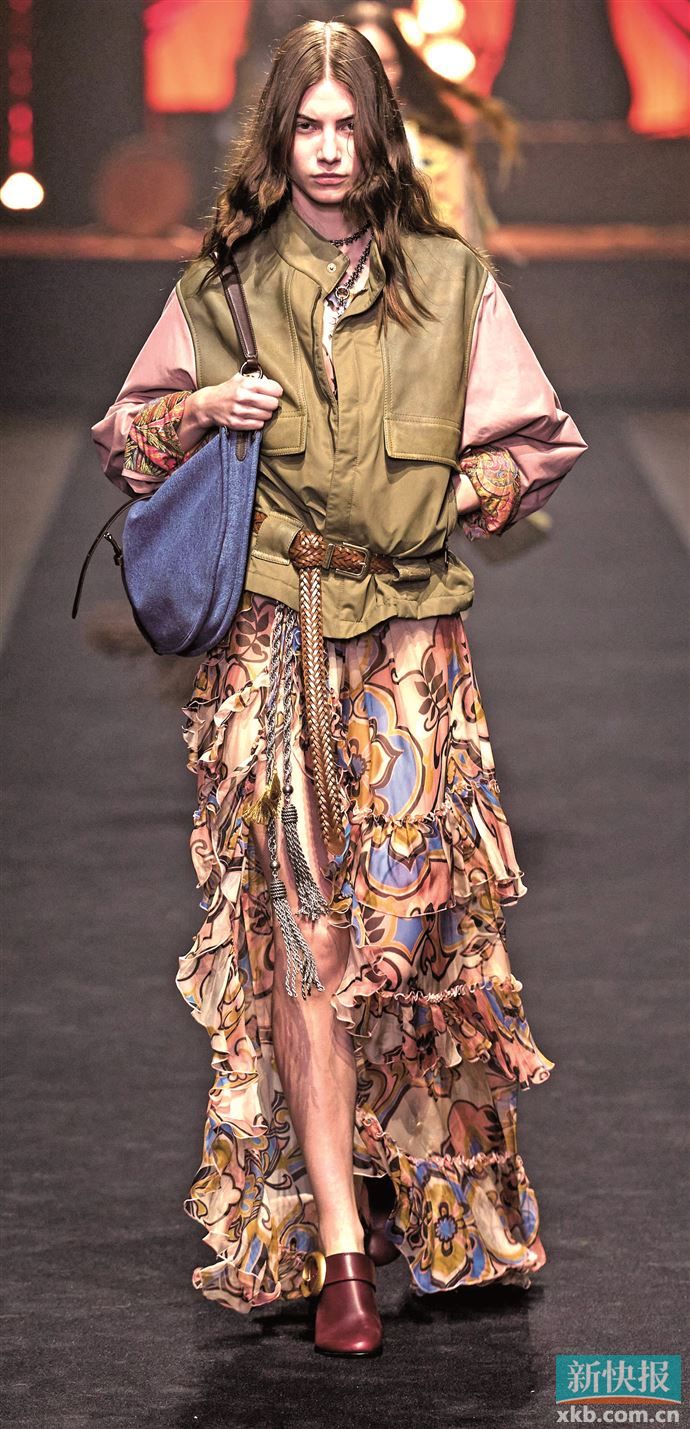 充满民族风情的图案拼接荷叶边与褶裥设计，为复古氛围注入艺术感。