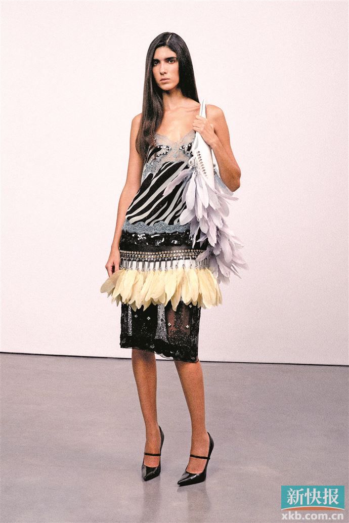 以皮革与铆钉的硬核平衡印花柔美，打造外刚内柔的层次