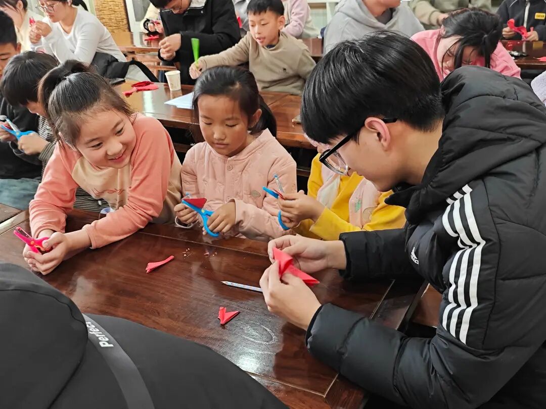 志愿者指导孩子们做手工。人民网记者 王绍绍摄