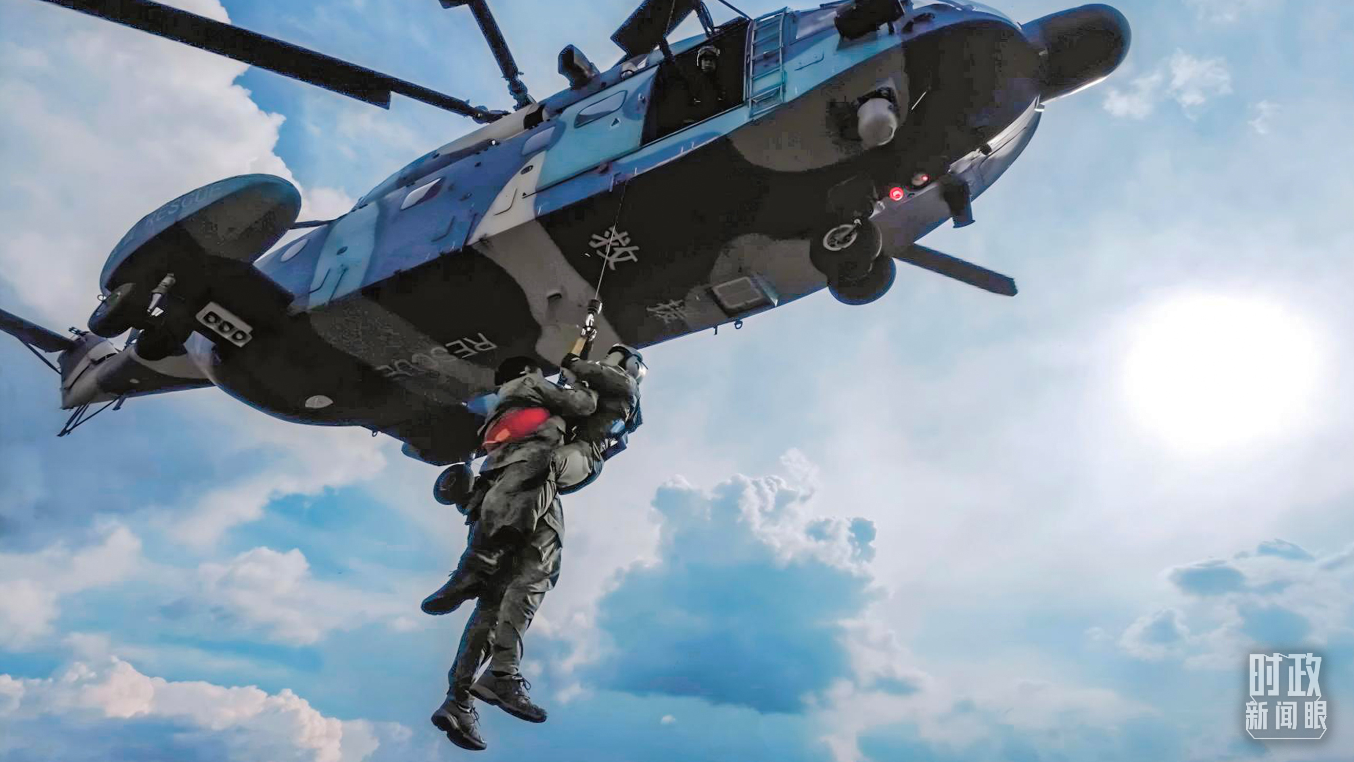 空军航空兵某旅开展搜救课目训练。（解放军画报特约记者徐艺洋拍摄）