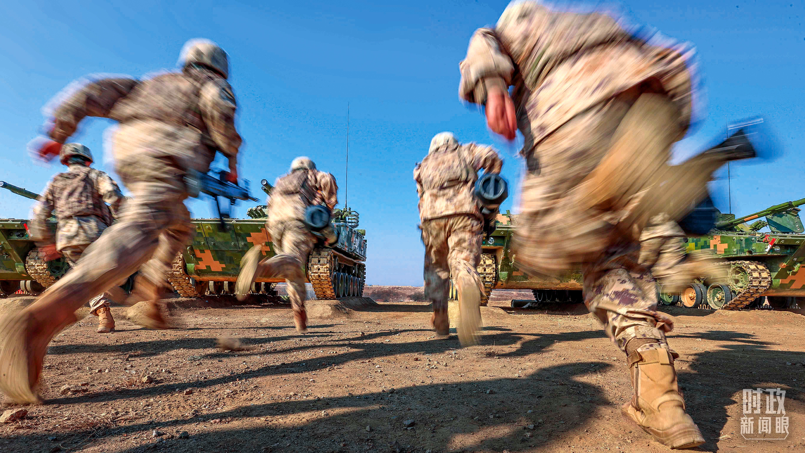 陆军第71集团军某旅官兵奔赴战位，开展实战化训练。（解放军画报黄振宇拍摄）