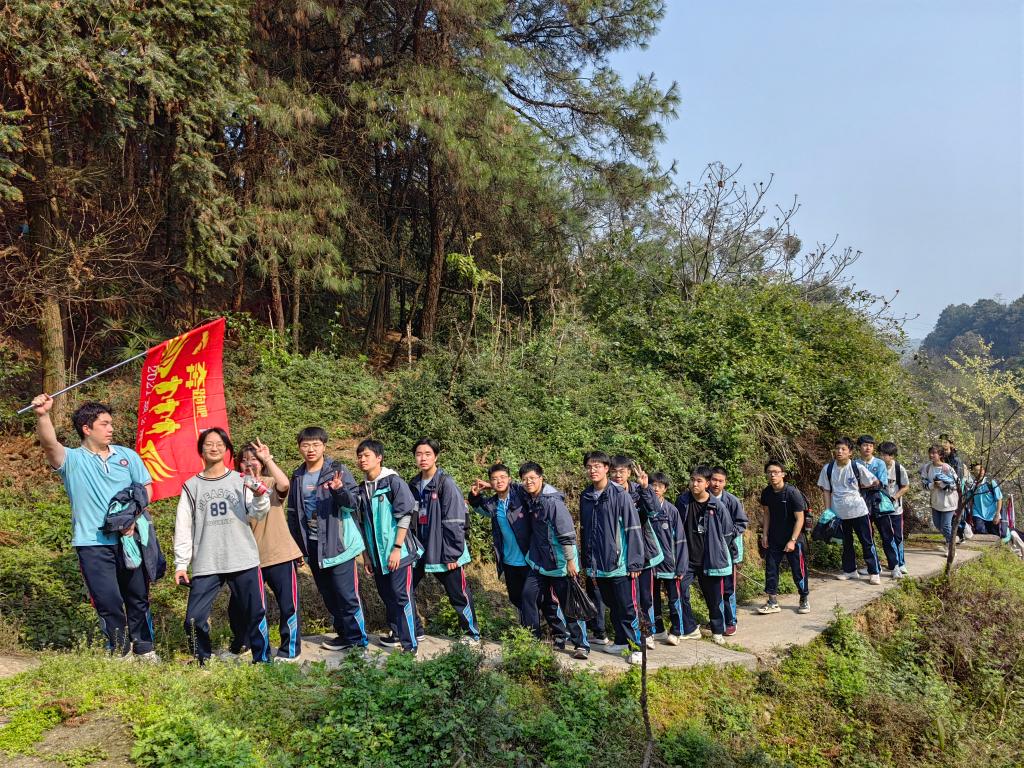 鱼洞中学每年春季进行师生远足拉练