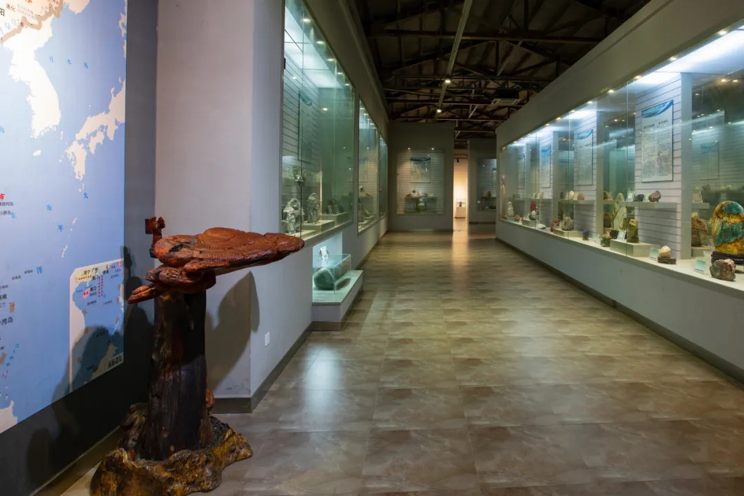 矾都矿石馆。矿山井巷人带回全球各地的矿石。