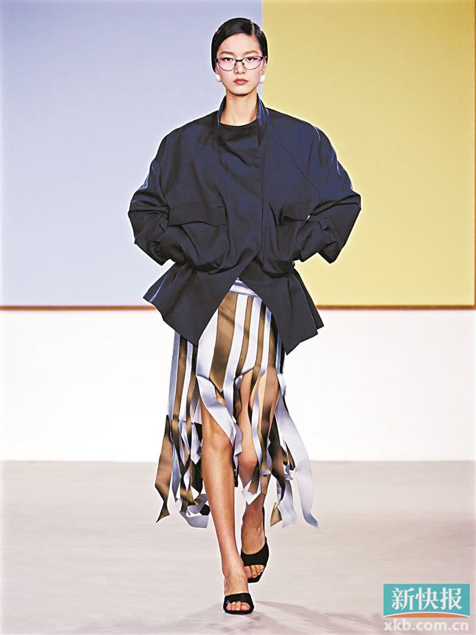 缎面质感的水母裙相比其它面料更显垂坠的同时还多了一层光泽质感。