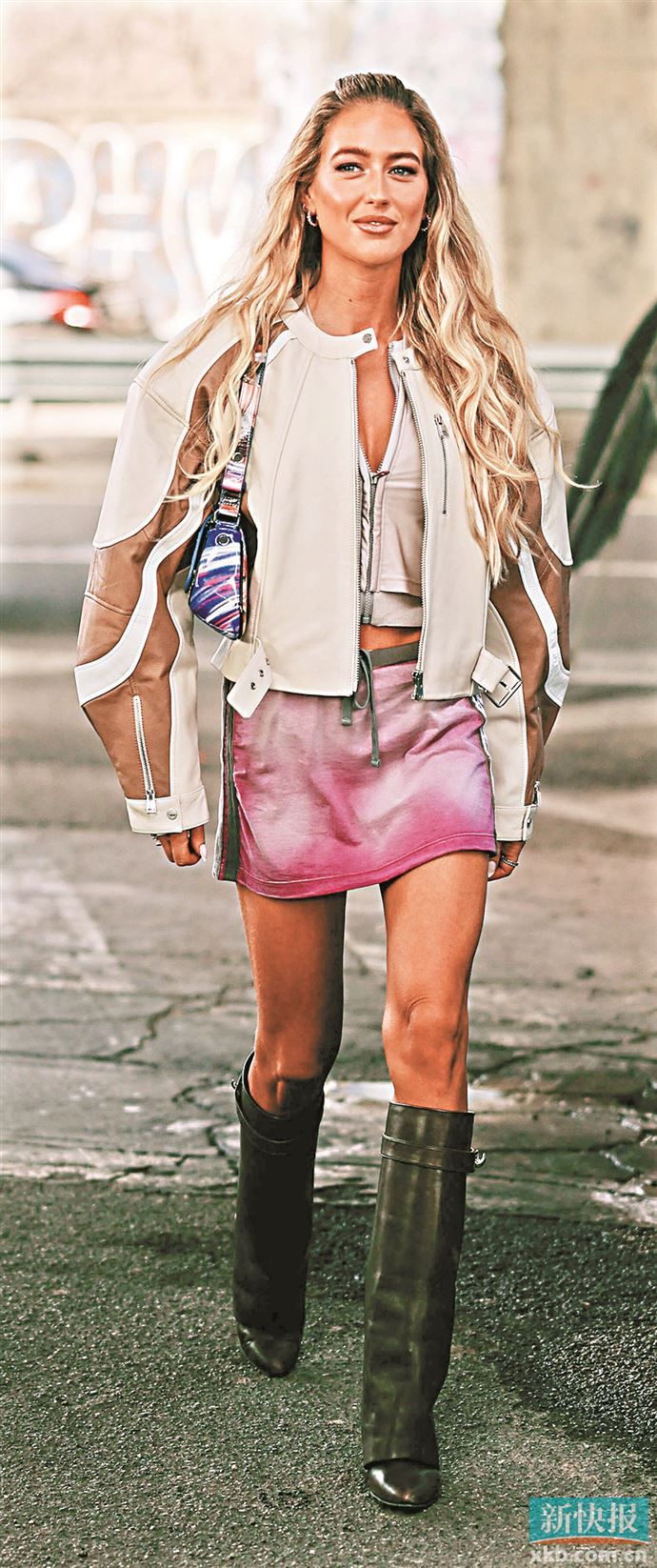 短款皮夹克是包臀短裙的&ldquo;气场搭档&rdquo;，简约利落的版型与皮革长靴呼应，酷飒高级。
