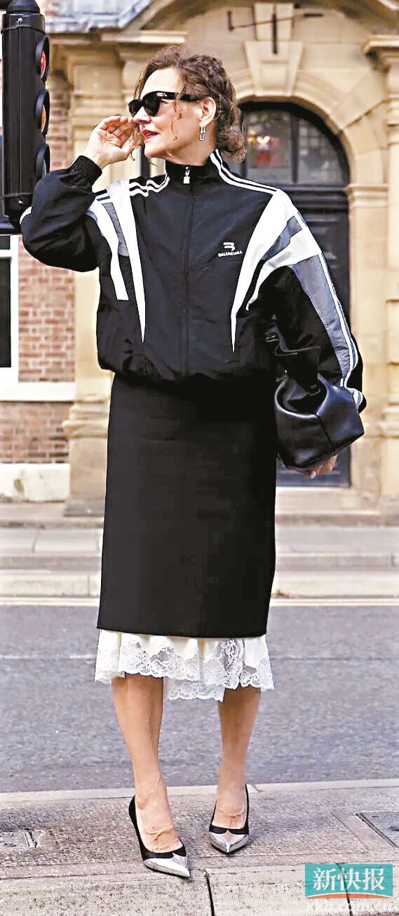 运动夹克的流动线条与铅笔中裙的干净线条相互中和，搭出当下流行的精致休闲风。