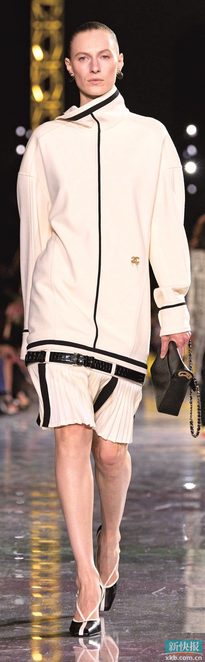 通过设计剪裁或直接将衬衫、针织衫等单品前后反穿形成&ldquo;反穿立领&rdquo;，营造全新穿搭效果。