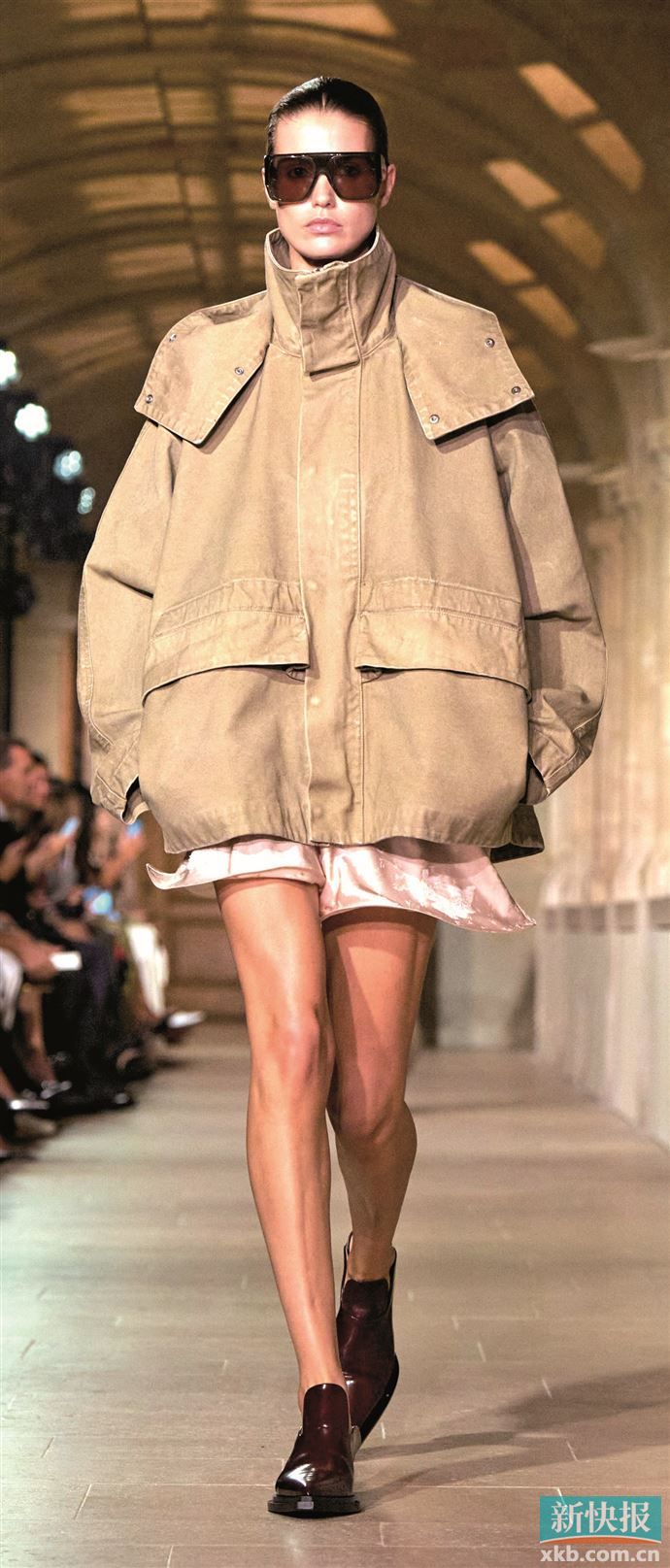 通过放宽领围增加弹性，将立领与松弛感融合，成为身体线条的延伸。