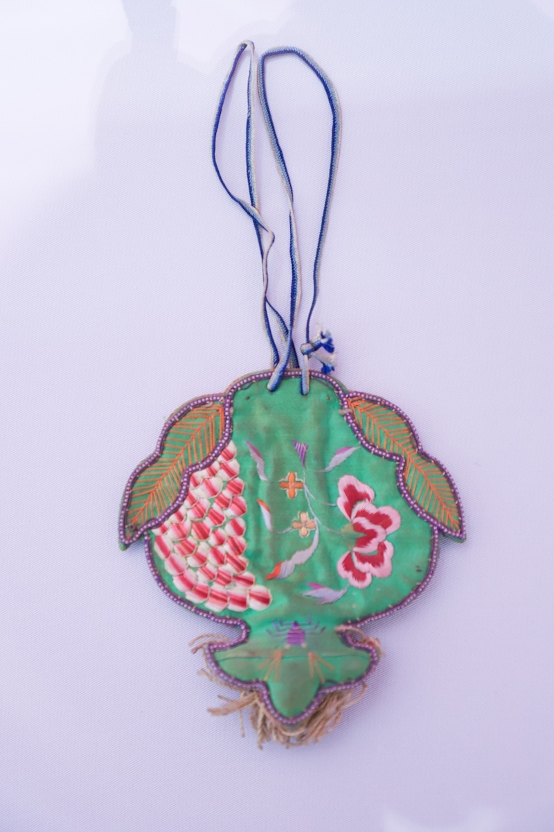 金红缎地&ldquo;榴开百籽、富贵荣华&rdquo;花果纹双面钱荷包，时代：清晚期至民国，地域、流派：山西