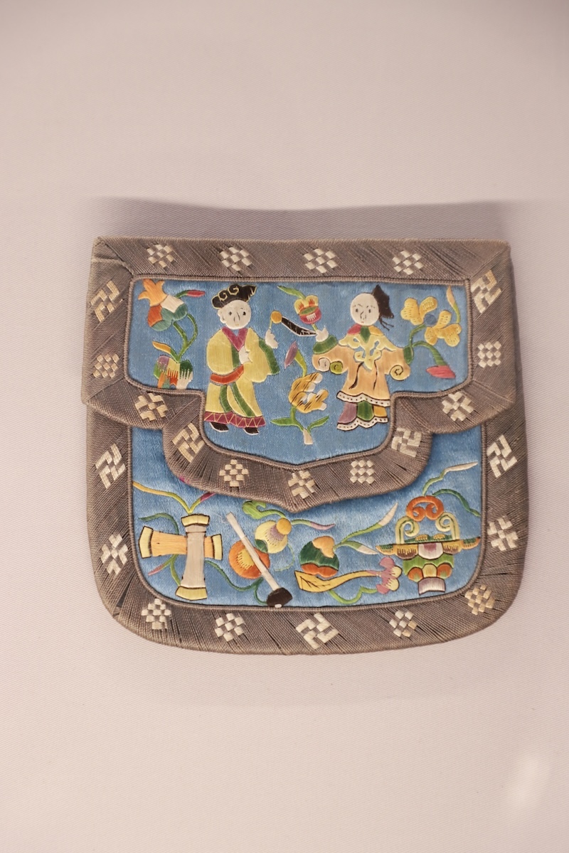 浅蓝缎地平绣&ldquo;暗八仙&rdquo;纹双面荷包，时代：清晚期至民国，地域、流派：山西