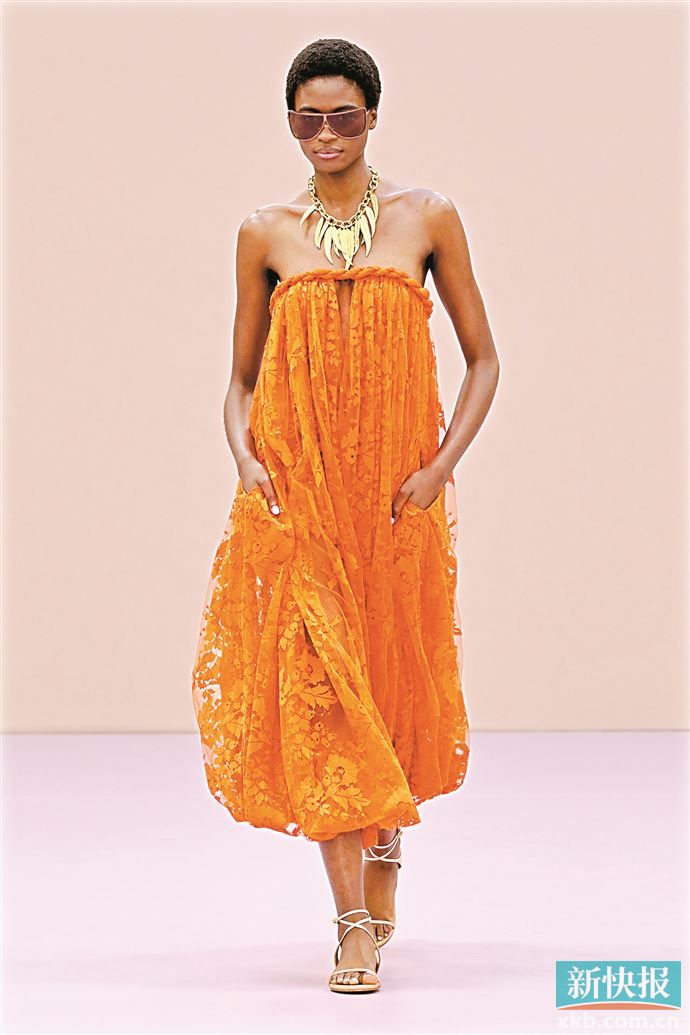 蕾丝与薄纱结合的泡泡裙，蓬拢轮廓清晰的同时也让身材曲线若隐若现。