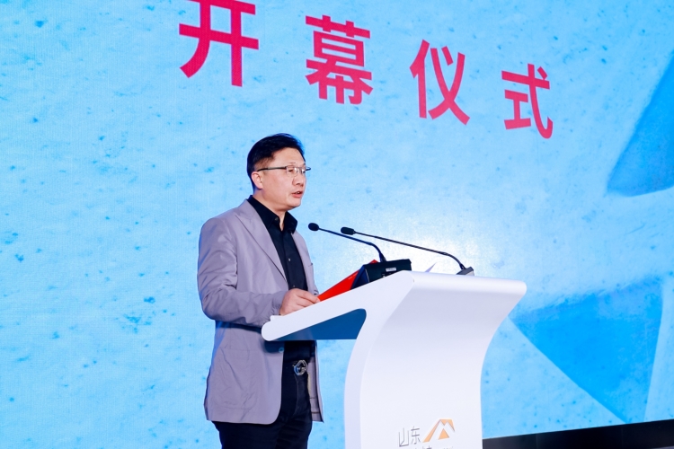 杨晓刚主持开幕式