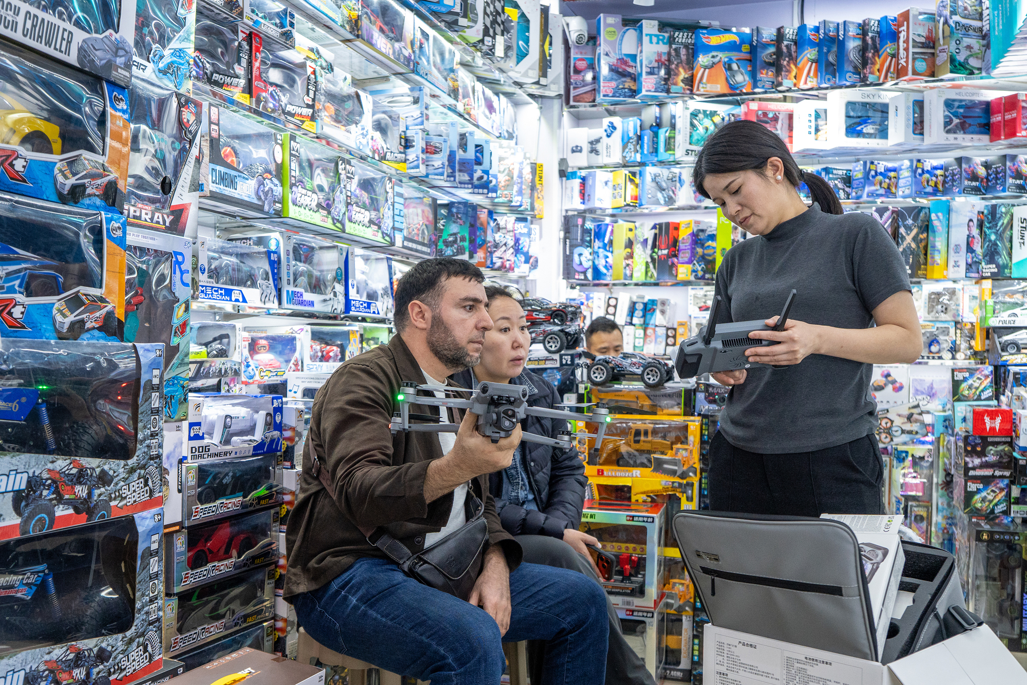 2026年4月1日，外商在浙江义乌国际商贸城洽谈采购小商品。